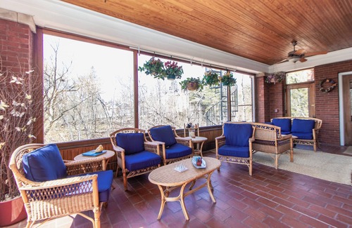 Endion House | Captain's Quarters Suite w/Fireplace & Sauna