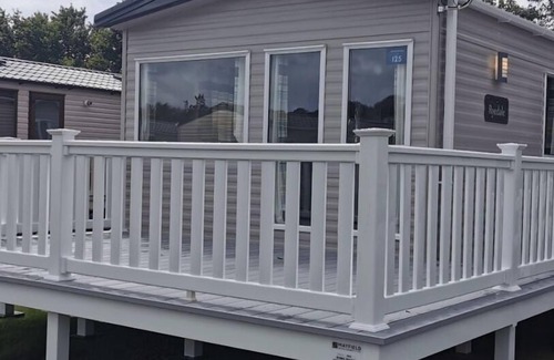 Bembridge Cabin | Captivating 2-bed 2021 Caravan in Isle of Wight