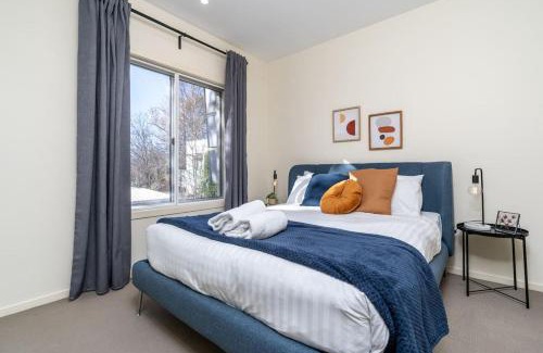 Lyneham Apartment | Captivating 3BR 2BA APT close to Shopping - Hosted by Canstay