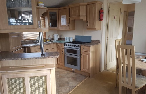 Clacton-on-Sea House | Caravan 6-berth in park with shared amenities