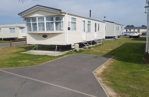 Clacton-on-Sea House | Caravan 6-berth in park with shared amenities