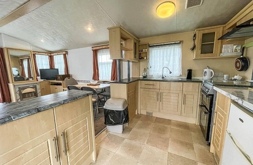 Clacton-on-Sea House | Caravan at Highfield Grange with decking, sleeps 6 ref 26446BA
