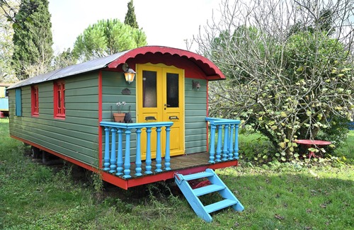 Pech-Luna Apartment | Caravan 'Roulotte Félicie ' with Shared Pool, Private Garden and Wi-Fi