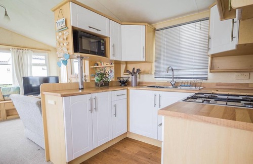 Clacton-on-Sea House | Caravan with decking and free WiFi at Seawick Holiday Park ref 27359S