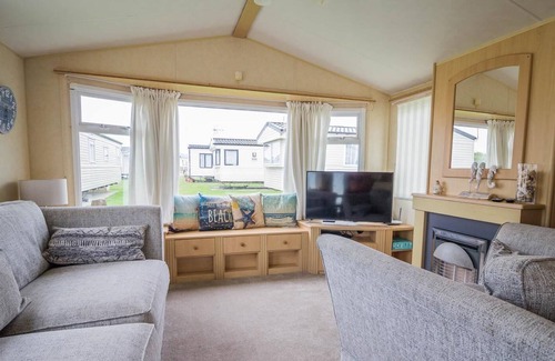 Clacton-on-Sea House | Caravan with decking and free WiFi at Seawick Holiday Park ref 27359S