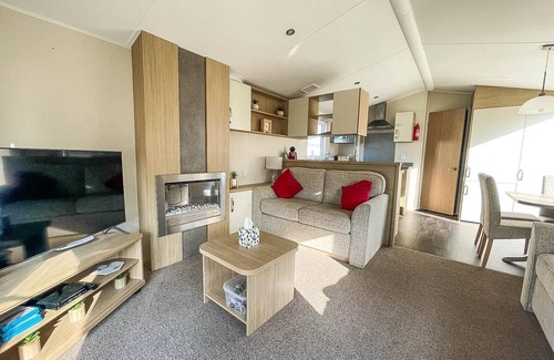 Clacton-on-Sea House | Caravan with decking and free WiFi at Seawick Holiday Park ref 27214SW
