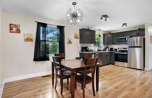 Clarksville House | Carbon Ridge 300mbps WiFi - Dog Friendly
