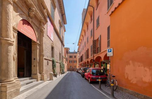 Historic Center Apartment | Carbonara Palace 3 - Luxury Comfort under Medieval Towers