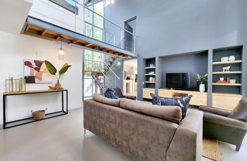 Sunset Beach House | Cardita - 3 Bedroom Double Volume Dream