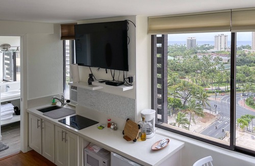 McCully - Moiliili Condo | Carefree Hawaiian Monarch Studio | Pool + Gym