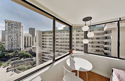 McCully - Moiliili Condo | Carefree Hawaiian Monarch Studio | Pool + Gym