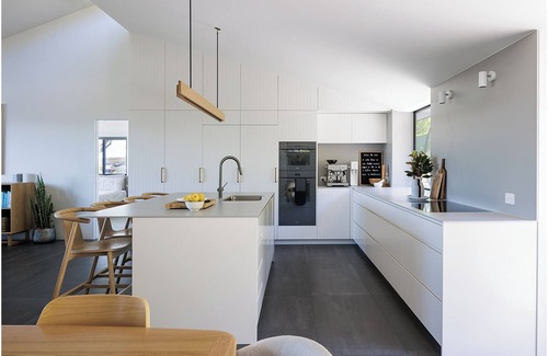 Forster House | Cariad Haus ~ Luxurious Eco-Friendly Home with Panoramic Views & Pool