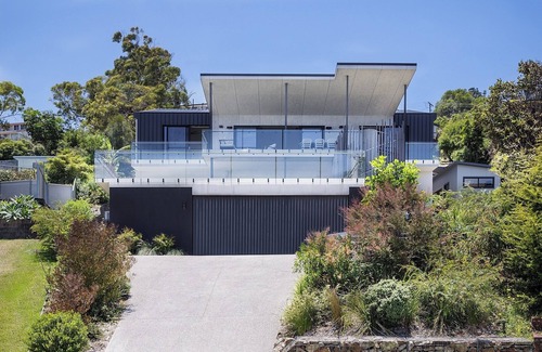 Forster House | Cariad Haus ~ Luxurious Eco-Friendly Home with Panoramic Views & Pool