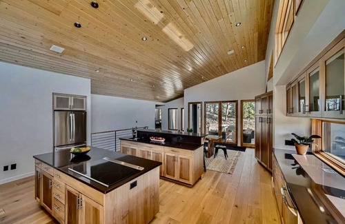 Nederland House | Caribou Ridge with Hot Tub! Pet Friendly + James Peak Views -Sleeps 10