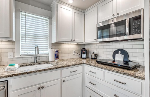 Carlton Landing Apartment | Carlton Landing! Cozy Garage Apartment close to all amenities!