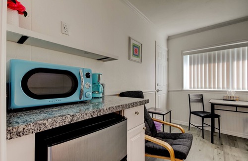 Sunset Reef Apartment | 🩴Carousel Suites #3 – Sweet Studio Steps from the Sand!
