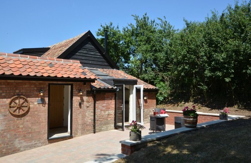 Saxmundham Cottage | CARRIAGE HOUSE, BRUISYARD, pet friendly in Framlingham