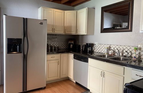 Montrose Apartment | Carriage House in the heart of Downtown