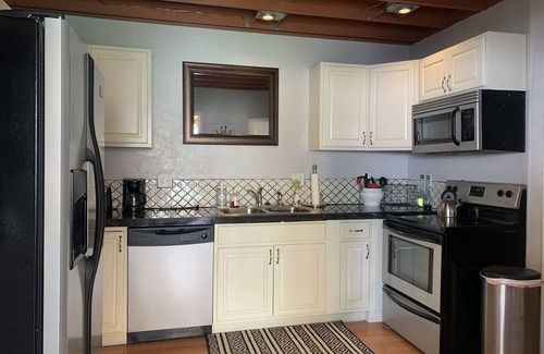 Montrose Apartment | Carriage House in the heart of Downtown