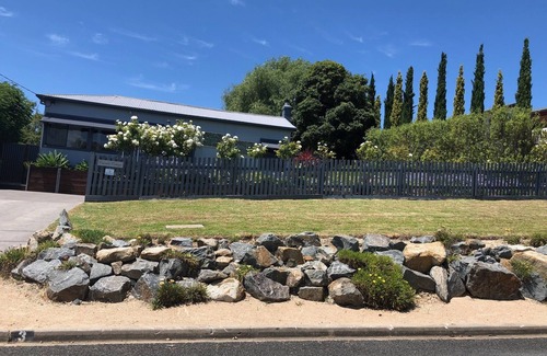Lakes Entrance House | Carrick Cottage - A Home Away From Home