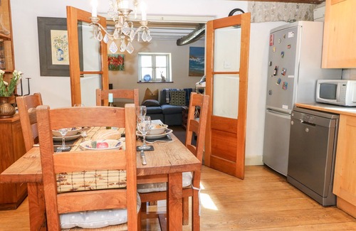 Stow-on-the-Wold Cottage | CARTER'S COTTAGE, pet friendly, with open fire in Stow-On-The-Wold