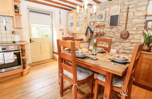 Stow-on-the-Wold Cottage | CARTER'S COTTAGE, pet friendly, with open fire in Stow-On-The-Wold