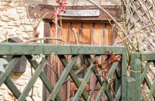 Stow-on-the-Wold Cottage | CARTER'S COTTAGE, pet friendly, with open fire in Stow-On-The-Wold