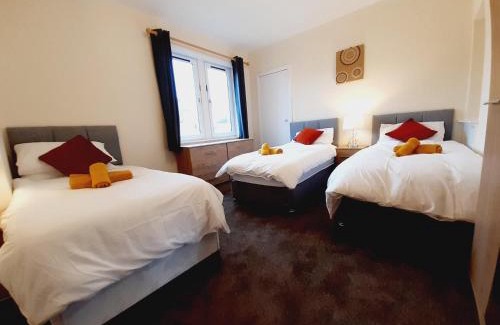 Lochgelly Apartment | Carvetii - Vincent House - Large 3 bedroom apartment with on-site parking