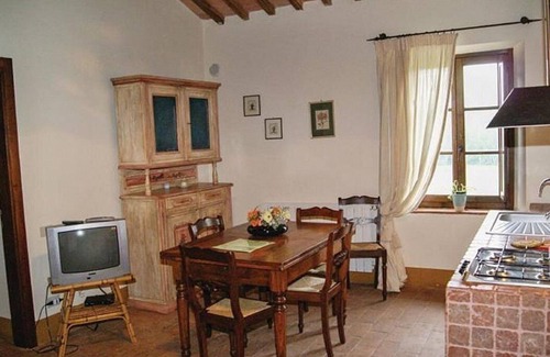 Rapolano Terme House | Casa Adalberto D: A pleasant and spacious apartment that is part of an ancient country house built on a hillside, surrounded by meadows and woods.