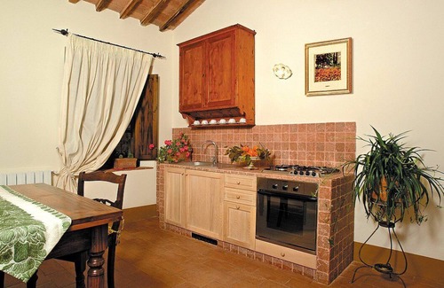 Rapolano Terme House | Casa Adalberto D: A pleasant and spacious apartment that is part of an ancient country house built on a hillside, surrounded by meadows and woods.