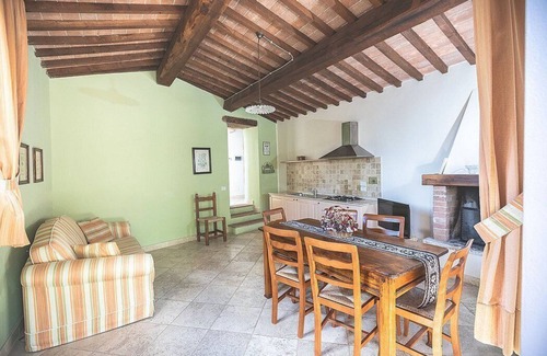 Rapolano Terme House | Casa Adalmina B: A pleasant and spacious three-story apartment that is part of an ancient country house built on a hillside, surrounded by meadows and woods.