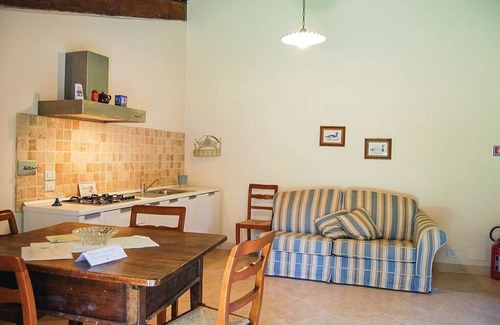 Rapolano Terme House | Casa Adalmina D: A pleasant and spacious apartment that is part of an ancient country house built on a hillside, surrounded by meadows and woods.