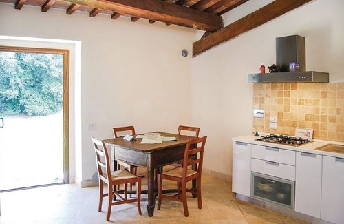 Rapolano Terme House | Casa Adalmina D: A pleasant and spacious apartment that is part of an ancient country house built on a hillside, surrounded by meadows and woods.