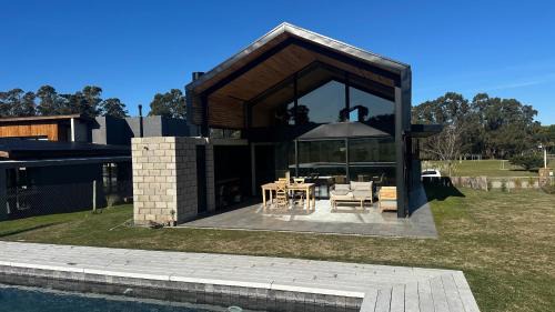 Colonia Chapadmalal House | Casa Agustina - Casa en Chapa con pileta Barrio Barrancas de San Benito para 6PAX - Hola Sur