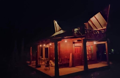 Yucatan Peninsula Ski Chalet | Casa Alegra, Chalet de Madera y Jacuzzi