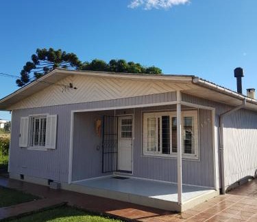Cambara do Sul House | Casa Aurora, Completa, no Centro, Cercada, 130m quadrados, 11 Pessoas, Wi-Fi, 3 Quartos, Cozinha e Sala Integrados, 2 Banheiros, Varanda, Garagem Coberta 1 carro, Estacionamento Interno 3 Carros, Churrasqueira, Lareira de Alta Performance, Fogão de Ferro