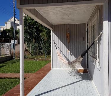 Cambara do Sul House | Casa Aurora, Completa, no Centro, Cercada, 130m quadrados, 11 Pessoas, Wi-Fi, 3 Quartos, Cozinha e Sala Integrados, 2 Banheiros, Varanda, Garagem Coberta 1 carro, Estacionamento Interno 3 Carros, Churrasqueira, Lareira de Alta Performance, Fogão de Ferro