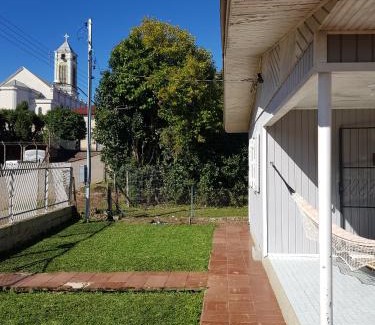 Cambara do Sul House | Casa Aurora, Completa, no Centro, Cercada, 130m quadrados, 11 Pessoas, Wi-Fi, 3 Quartos, Cozinha e Sala Integrados, 2 Banheiros, Varanda, Garagem Coberta 1 carro, Estacionamento Interno 3 Carros, Churrasqueira, Lareira de Alta Performance, Fogão de Ferro