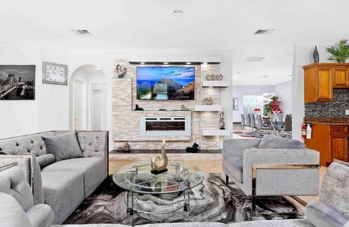 Boynton Beach House | Casa Bella - Paradise 5 bedrooms, pool, hot tub, putting green