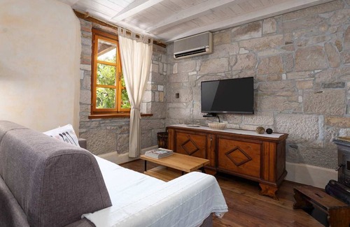 Buzet House | Casa Bombić, surrounded by vineyards, olive groves and orchards