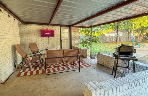 Castle Hills House | Casa Castillo 5BR w/Pool + Patio & Game Room