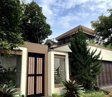 Ciawi House | Casa Celestia 3BR Villa with Pool Vimala Hills