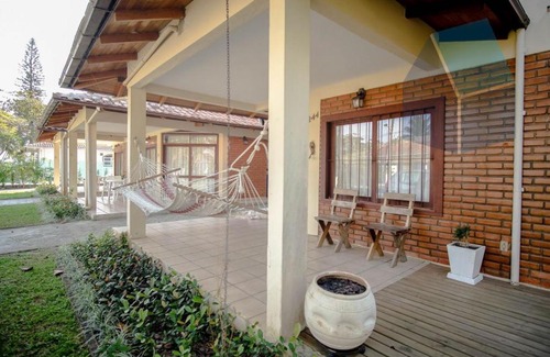 Ponta das Canas House | Casa com 3 dormitórios a 50m da praia / Cachoeira do Bom Jesus