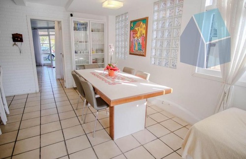 Ponta das Canas House | Casa com 3 dormitórios a 50m da praia / Cachoeira do Bom Jesus