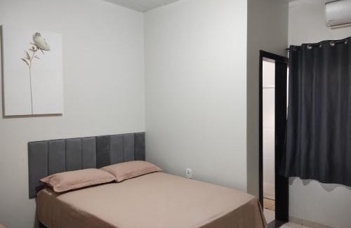 Sinop House | Casa com ar no quarto garagem espaço que cabe uma camionete cozinha completa