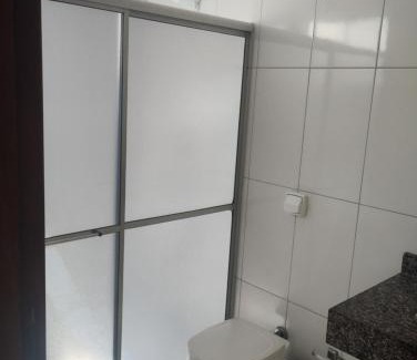 Sinop House | Casa com ar no quarto garagem espaço que cabe uma camionete cozinha completa