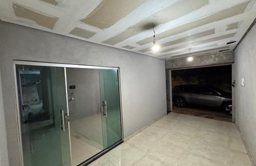 Souza House | Casa com suítes e varandas com uma garagem