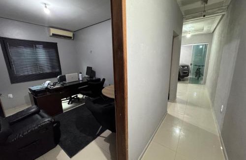 Souza House | Casa com suítes e varandas com uma garagem