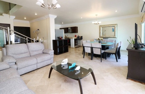 Zona Dorada House | Casa con alberca privada a unos pasos del mar