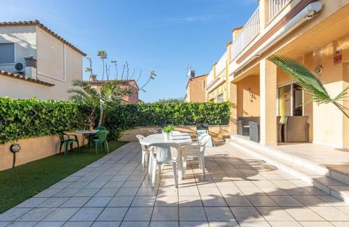 Sant Pere Pescador House | Casa con Jardín Privado, 3 Habitaciones, Terraza y Garaje en Sant Pere Pescador - ES-89-100